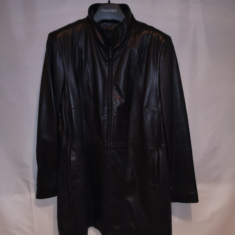 Danier Canada Ladies Size Large Zipper Closure Black Leather Coat